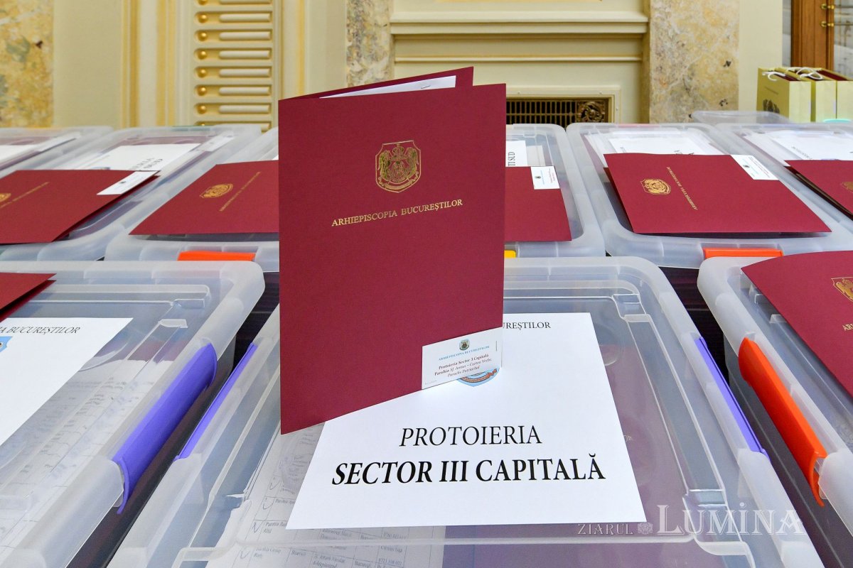 Patriarhul României a oferit noi Antimise bisericilor din Eparhia Bucureștilor 258462