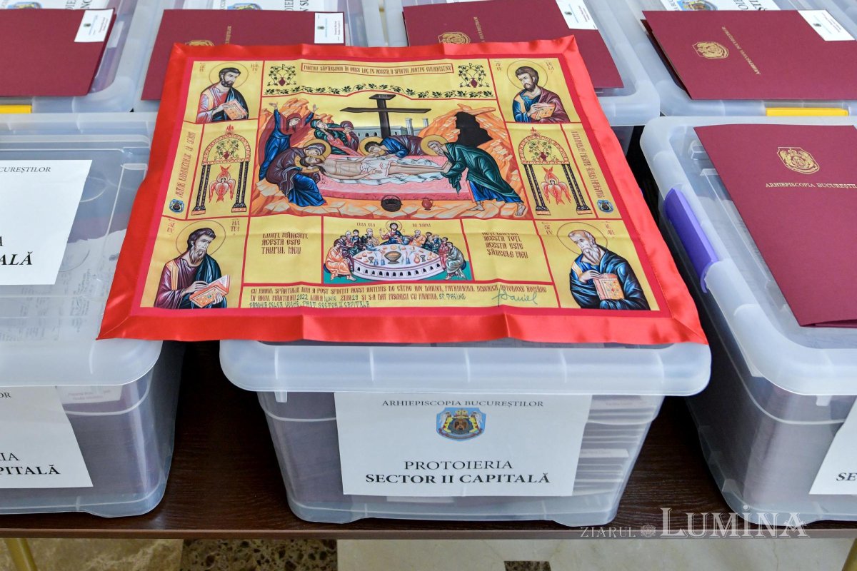 Patriarhul României a oferit noi Antimise bisericilor din Eparhia Bucureștilor 258463