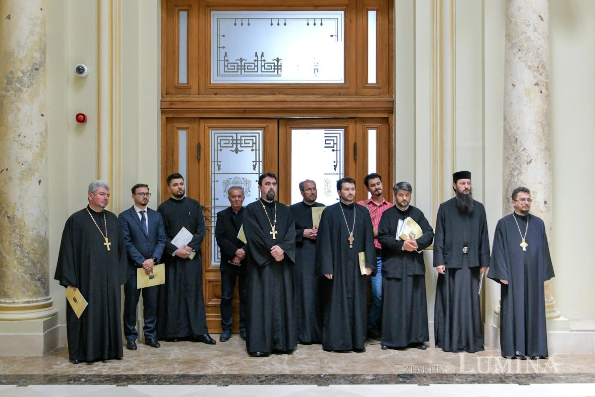 Patriarhul României a oferit noi Antimise bisericilor din Eparhia Bucureștilor 258470