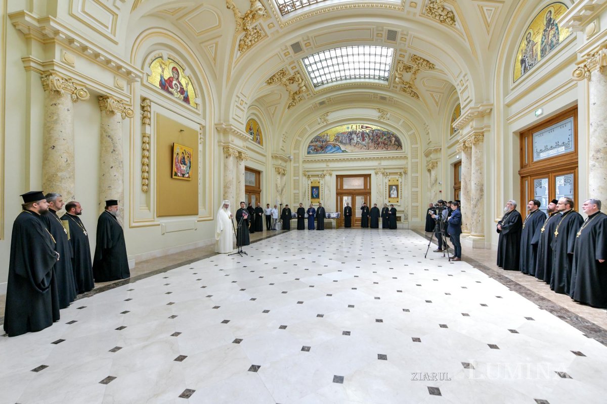 Patriarhul României a oferit noi Antimise bisericilor din Eparhia Bucureștilor 258473