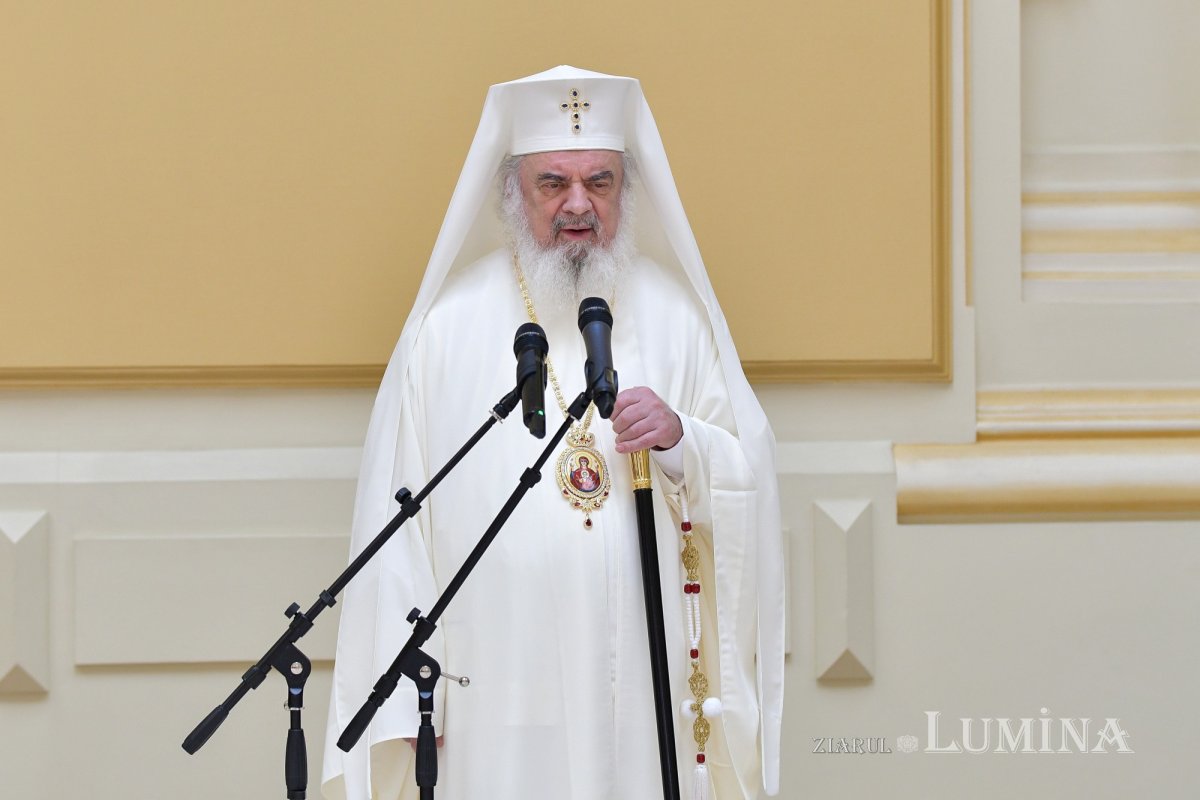 Patriarhul României a oferit noi Antimise bisericilor din Eparhia Bucureștilor 258474