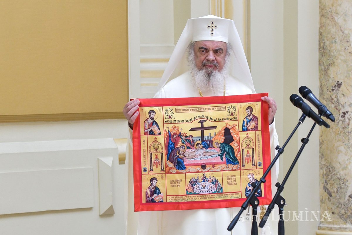 Patriarhul României a oferit noi Antimise bisericilor din Eparhia Bucureștilor 258479