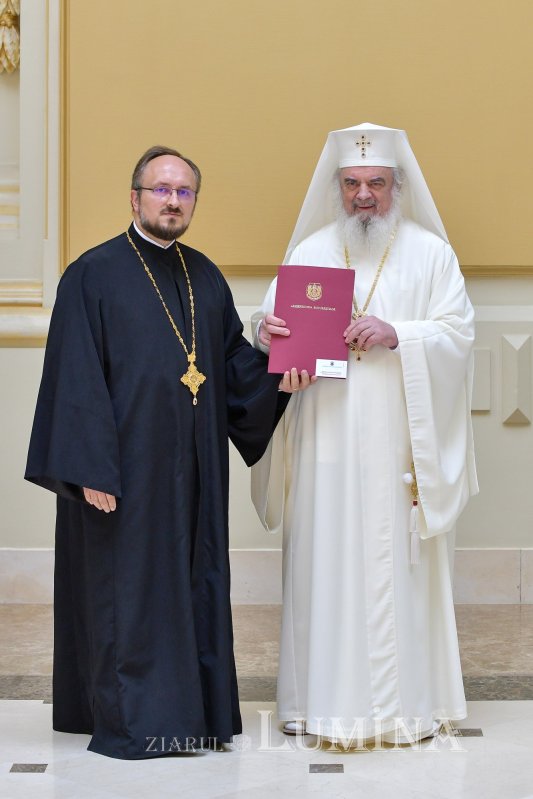 Patriarhul României a oferit noi Antimise bisericilor din Eparhia Bucureștilor 258483