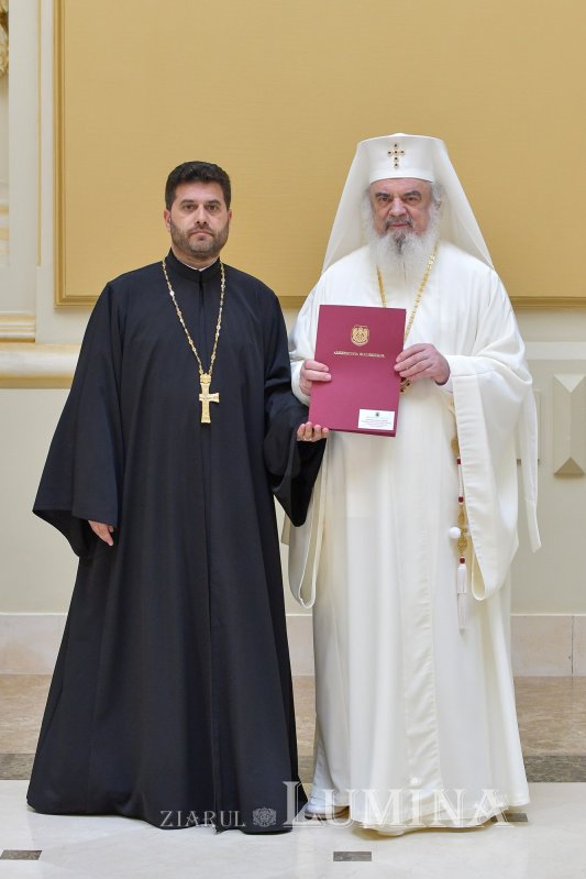 Patriarhul României a oferit noi Antimise bisericilor din Eparhia Bucureștilor 258485