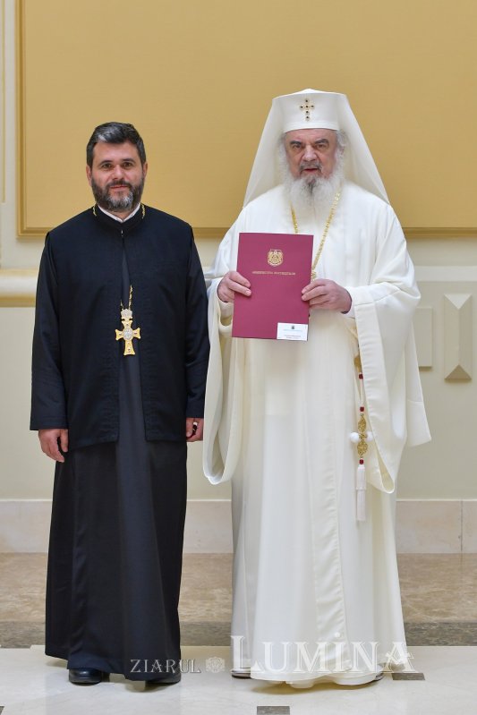 Patriarhul României a oferit noi Antimise bisericilor din Eparhia Bucureștilor 258488