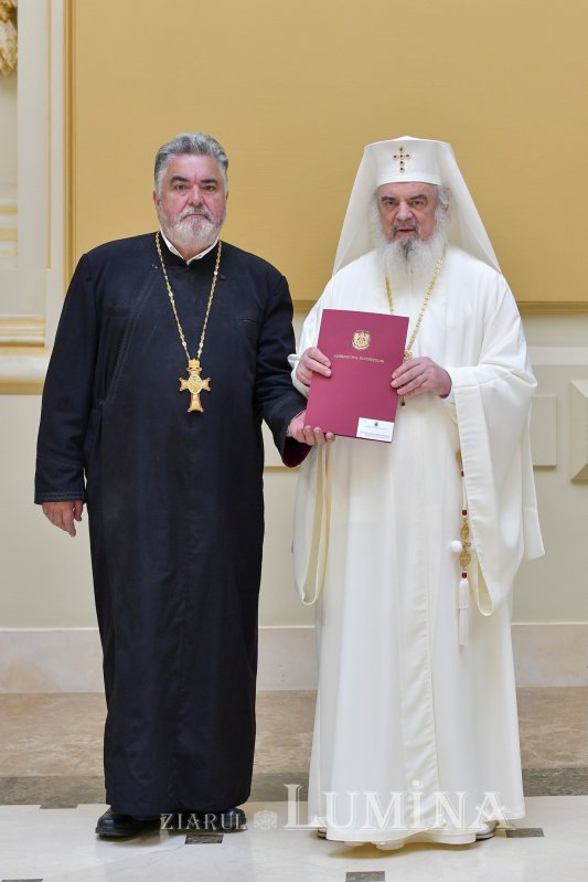 Patriarhul României a oferit noi Antimise bisericilor din Eparhia Bucureștilor 258490