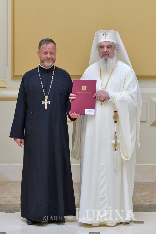 Patriarhul României a oferit noi Antimise bisericilor din Eparhia Bucureștilor 258495