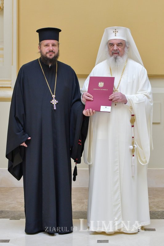 Patriarhul României a oferit noi Antimise bisericilor din Eparhia Bucureștilor 258499