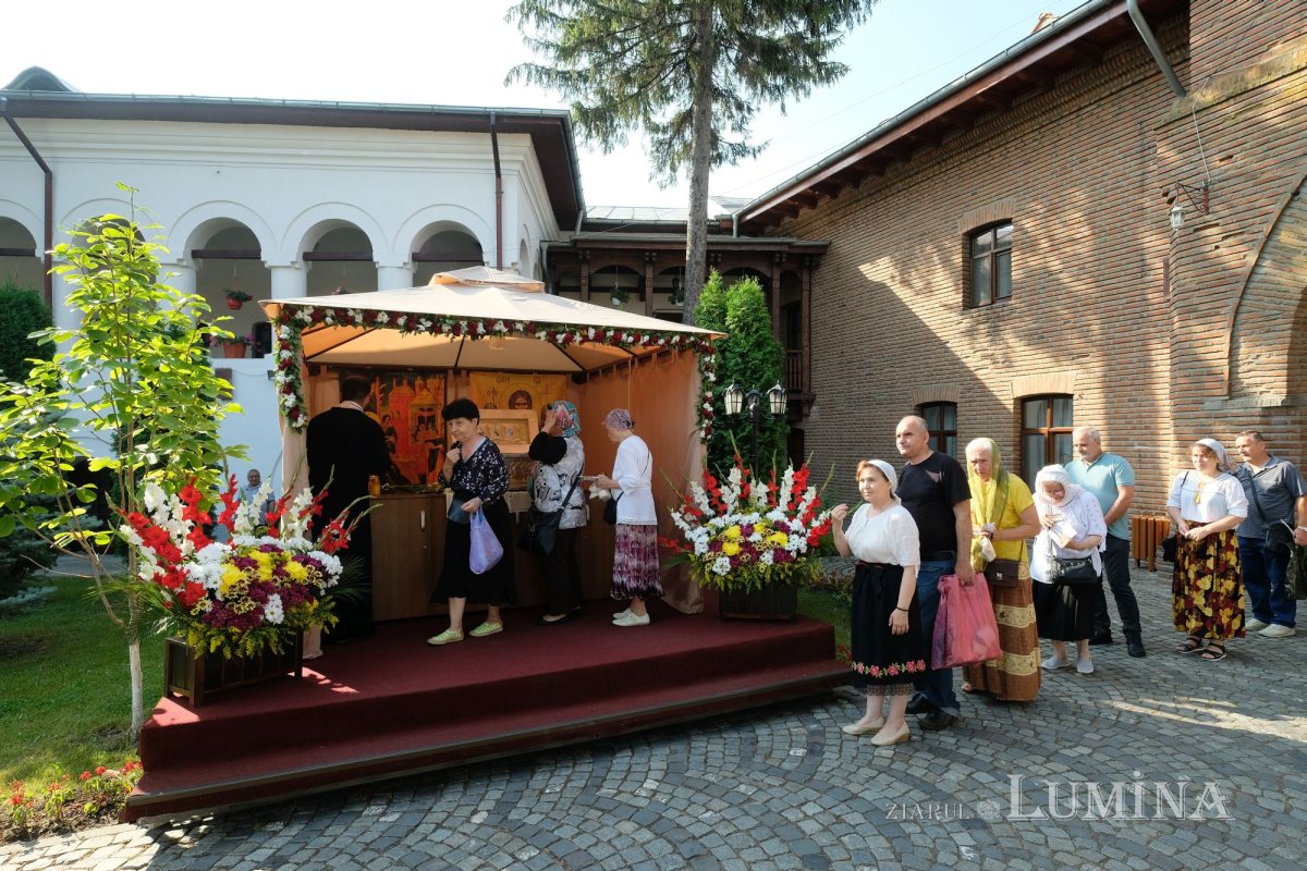 Fidelitate față de sfinți și fast liturgic la hramul Mănăstirii Plumbuita 259761