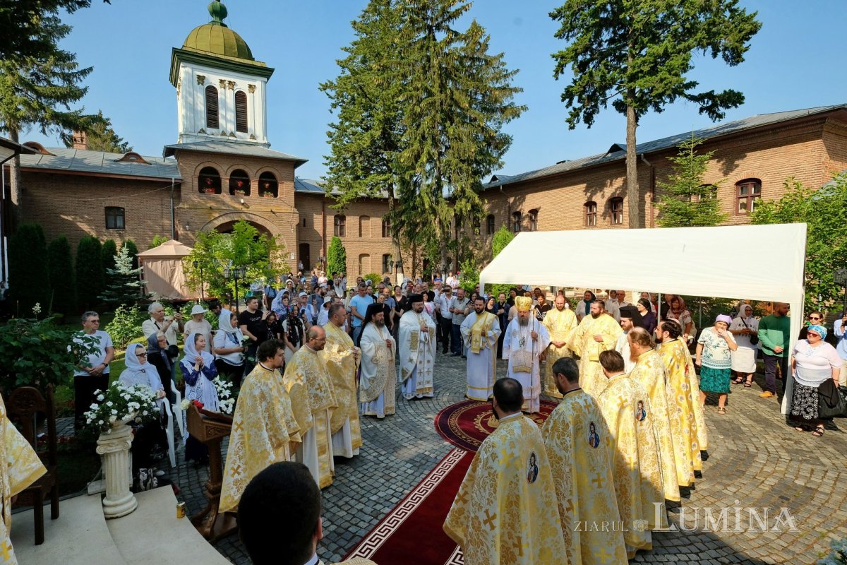 Fidelitate față de sfinți și fast liturgic la hramul Mănăstirii Plumbuita 259772