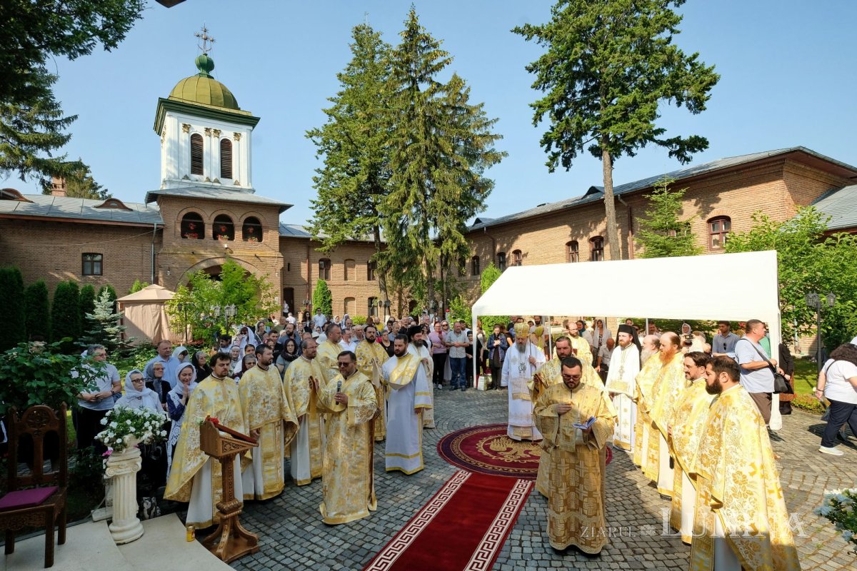 Fidelitate față de sfinți și fast liturgic la hramul Mănăstirii Plumbuita 259786