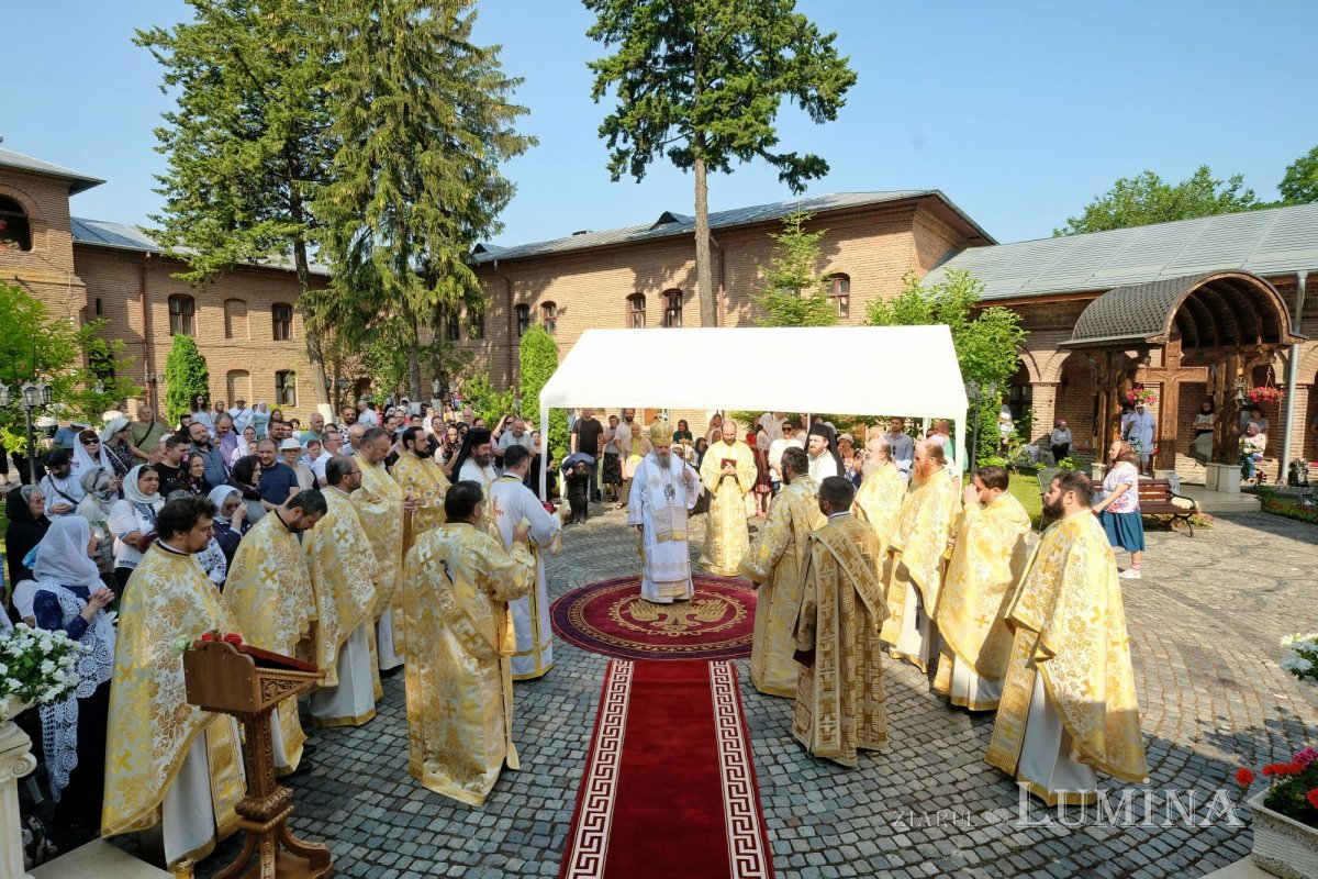 Fidelitate față de sfinți și fast liturgic la hramul Mănăstirii Plumbuita 259787