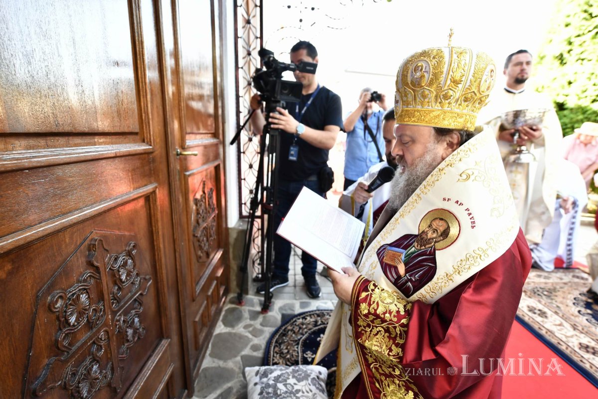 Bucuria sfințirii bisericii în parohia ilfoveană Ostrat 260199