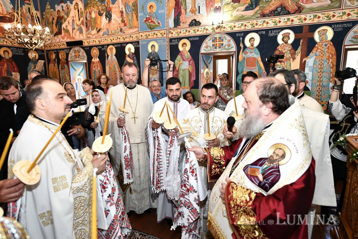 Bucuria sfințirii bisericii în parohia ilfoveană Ostrat 260207