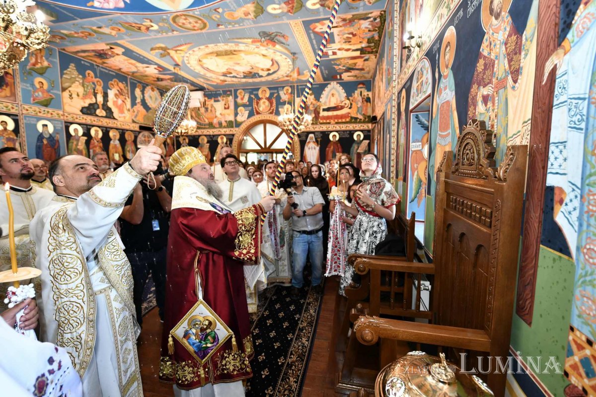 Bucuria sfințirii bisericii în parohia ilfoveană Ostrat 260211