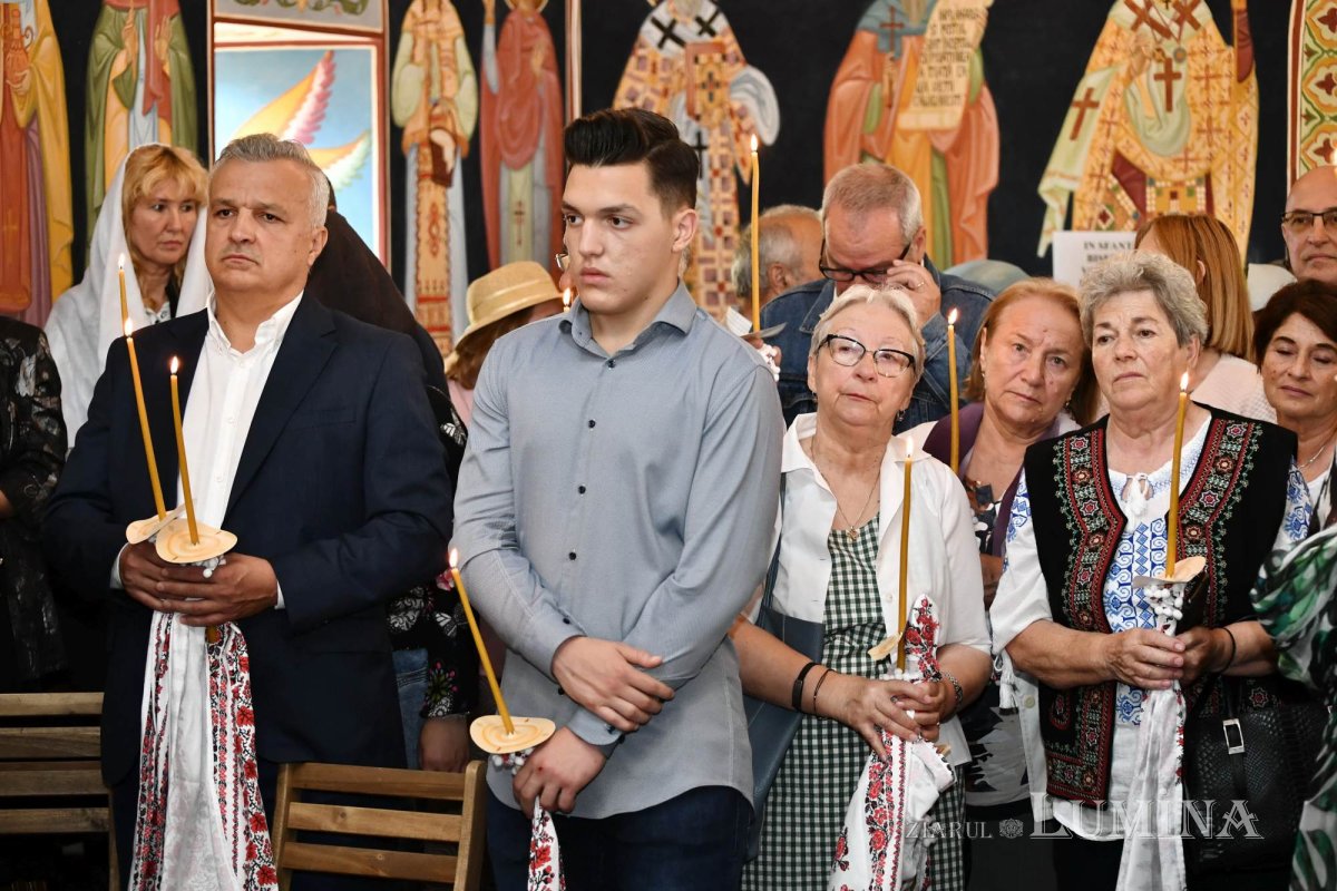 Bucuria sfințirii bisericii în parohia ilfoveană Ostrat 260213