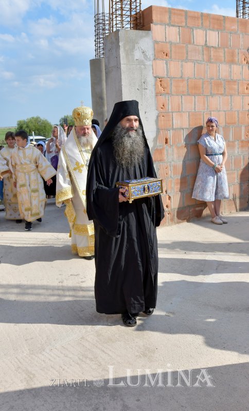 Raclă nouă pentru sfinte moaște mucenicești la o parohie ilfoveană 261750