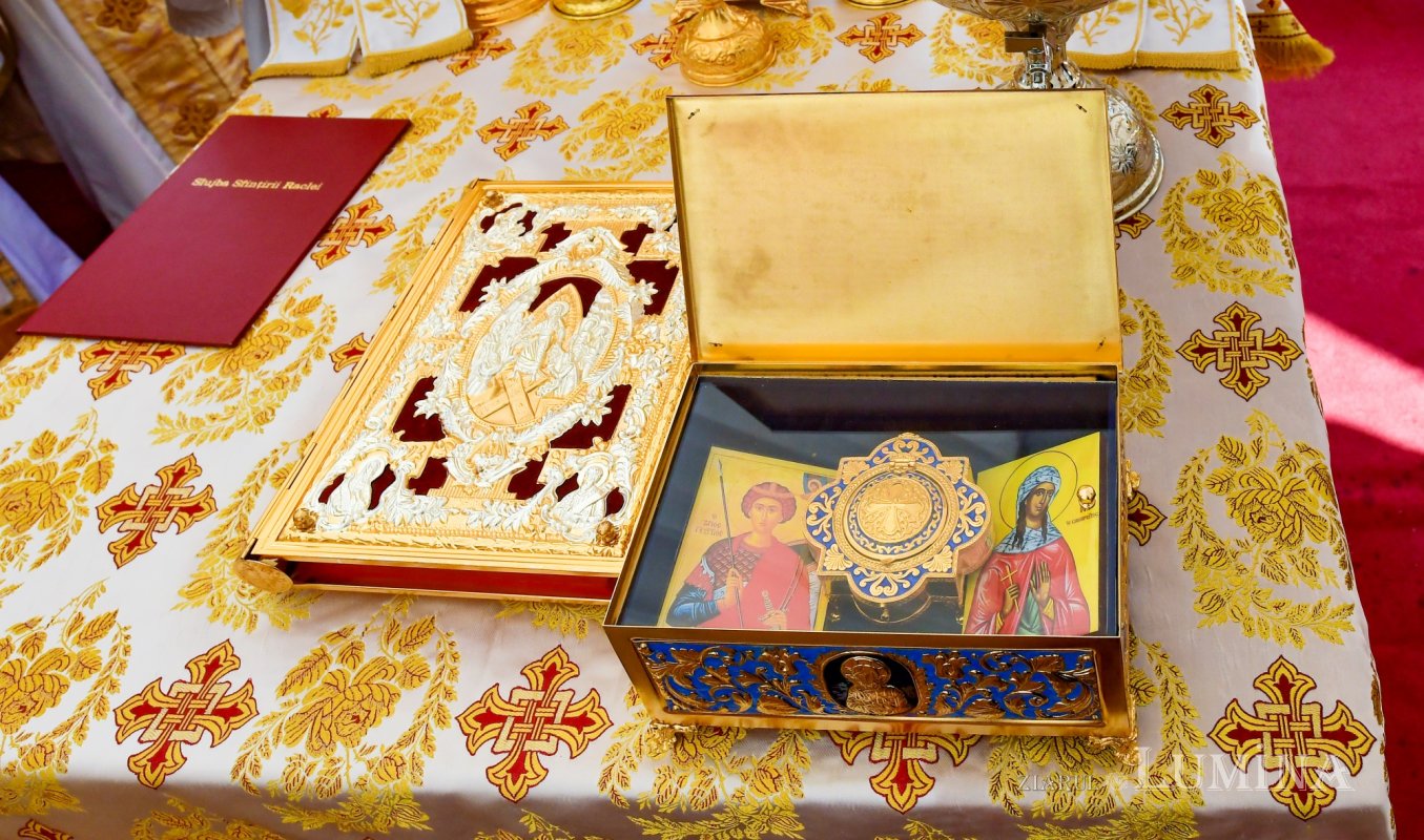 Raclă nouă pentru sfinte moaște mucenicești la o parohie ilfoveană 261751