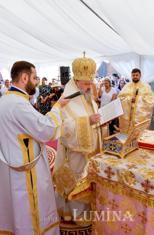 Raclă nouă pentru sfinte moaște mucenicești la o parohie ilfoveană 261752