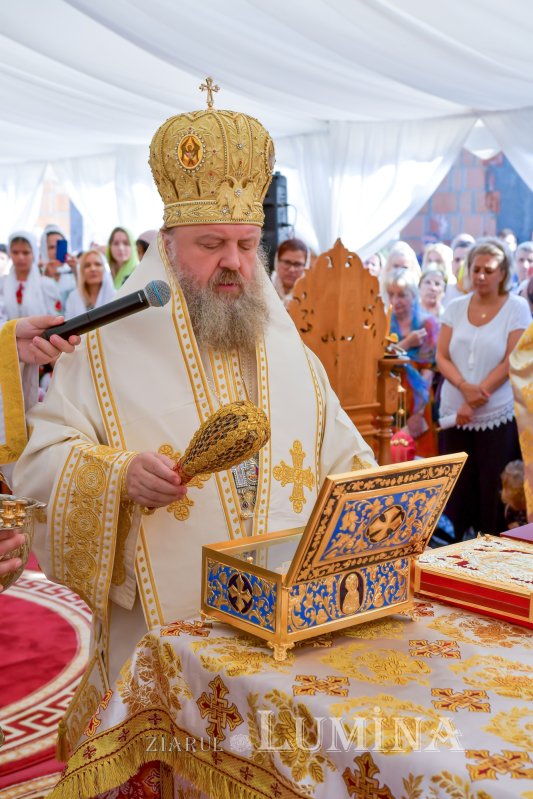 Raclă nouă pentru sfinte moaște mucenicești la o parohie ilfoveană 261753