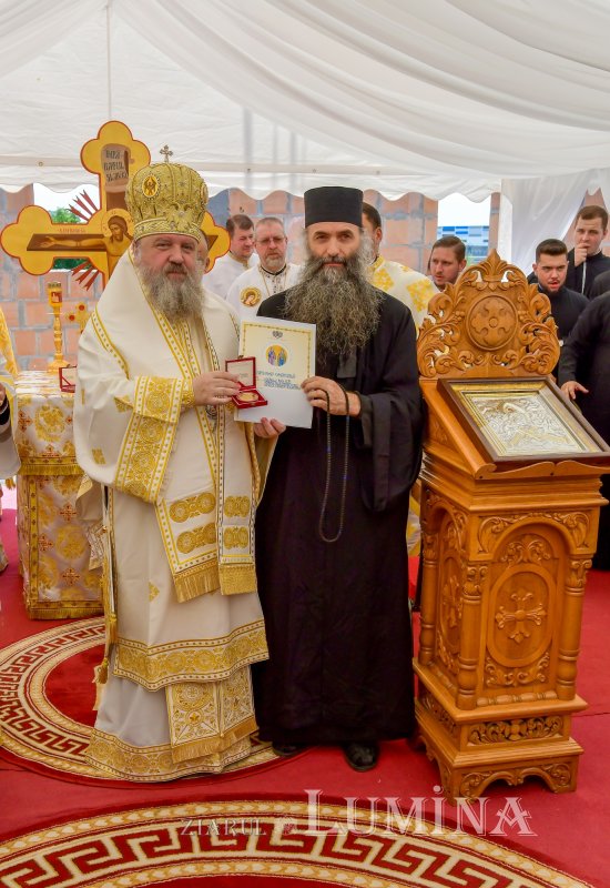 Raclă nouă pentru sfinte moaște mucenicești la o parohie ilfoveană 261757