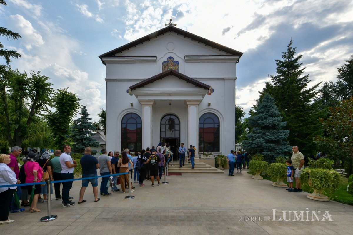 Mănăstirea prahoveană Ghighiu în veșmânt de sărbătoare 264945