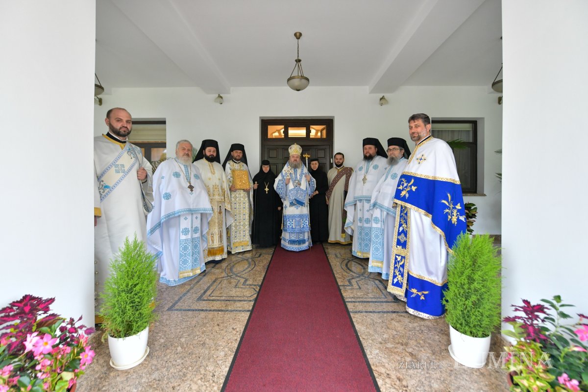 Mănăstirea prahoveană Ghighiu în veșmânt de sărbătoare 264947