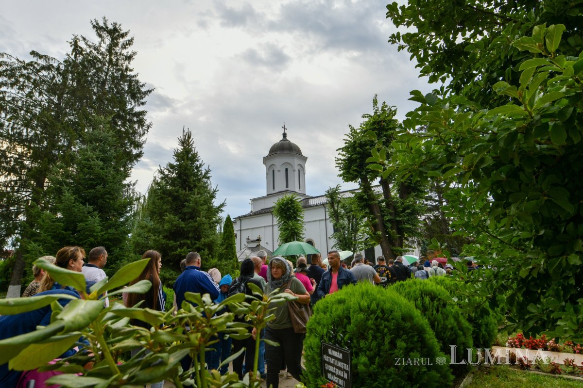Mănăstirea prahoveană Ghighiu în veșmânt de sărbătoare 264948