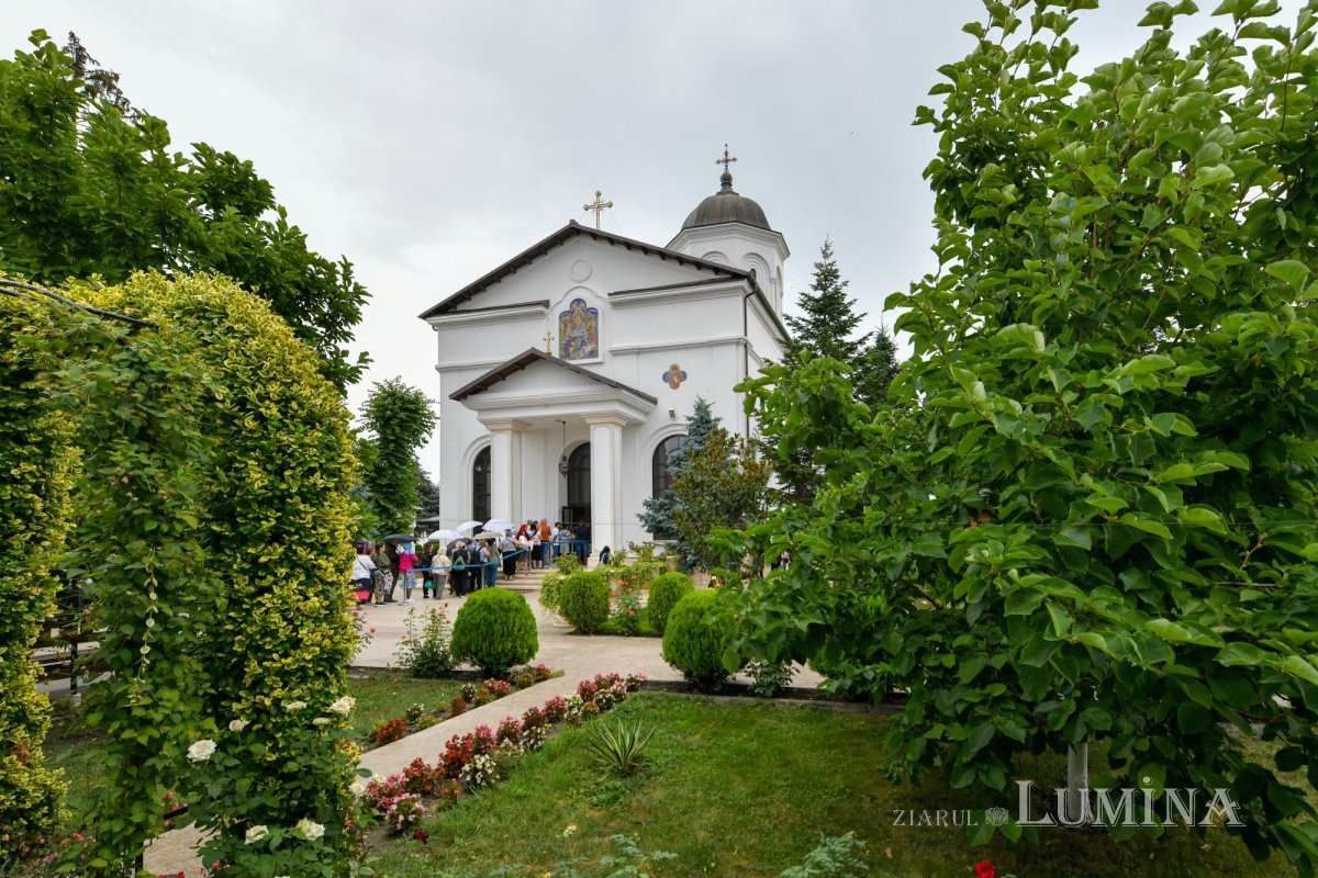 Mănăstirea prahoveană Ghighiu în veșmânt de sărbătoare 264954