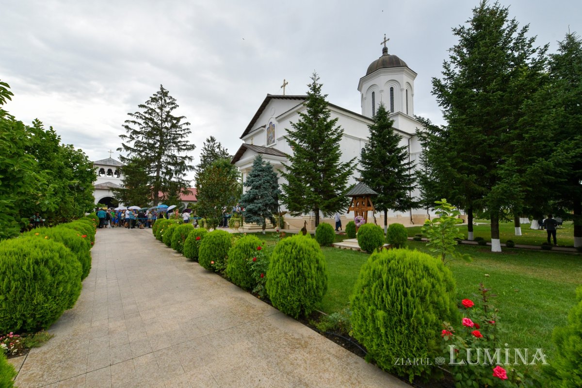 Mănăstirea prahoveană Ghighiu în veșmânt de sărbătoare 264955