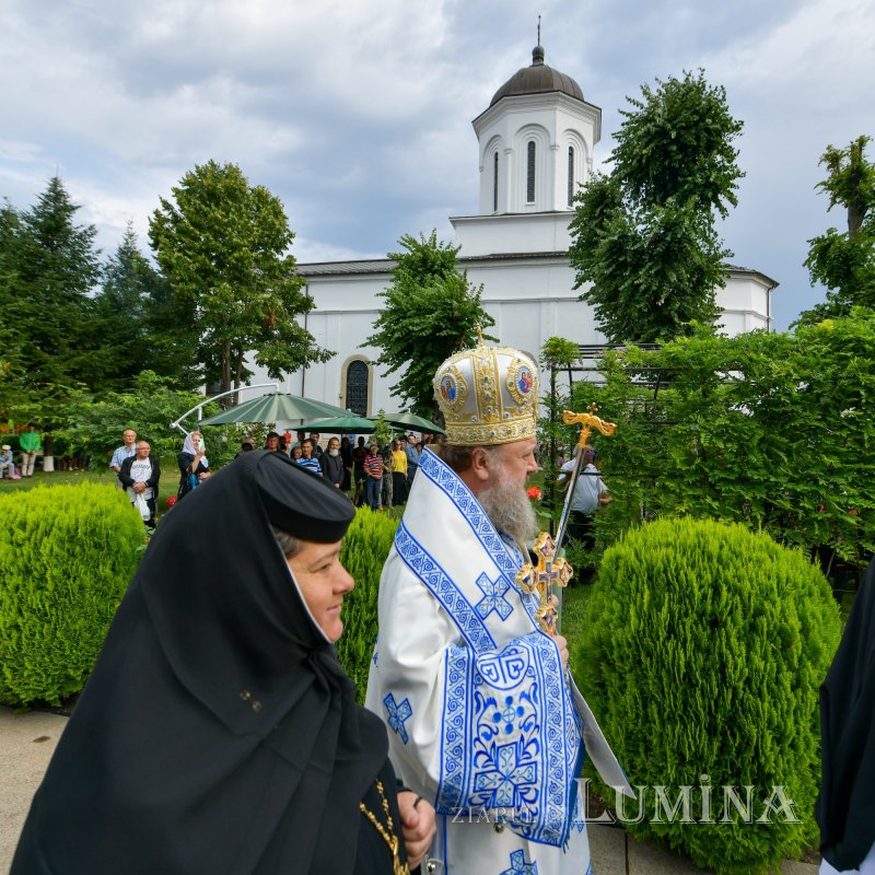 Mănăstirea prahoveană Ghighiu în veșmânt de sărbătoare 264957