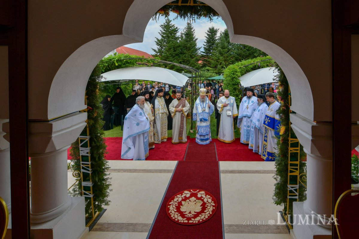 Mănăstirea prahoveană Ghighiu în veșmânt de sărbătoare 264958