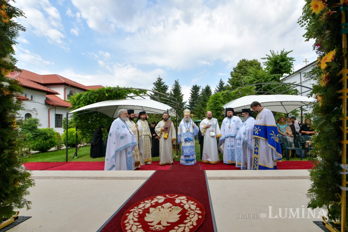 Mănăstirea prahoveană Ghighiu în veșmânt de sărbătoare 264960