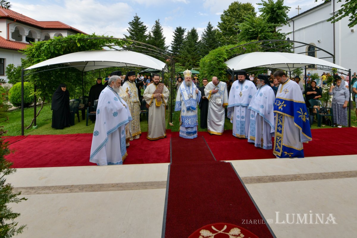 Mănăstirea prahoveană Ghighiu în veșmânt de sărbătoare 264961