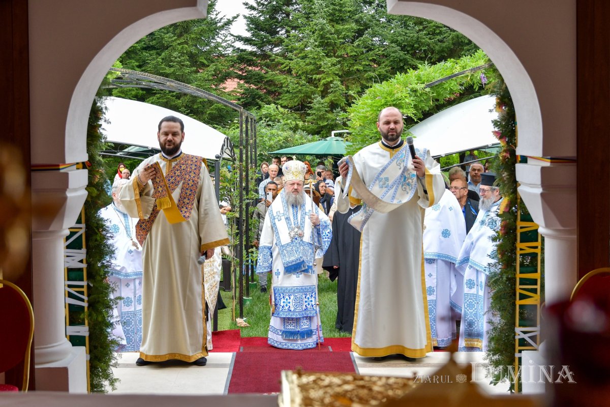 Mănăstirea prahoveană Ghighiu în veșmânt de sărbătoare 264965