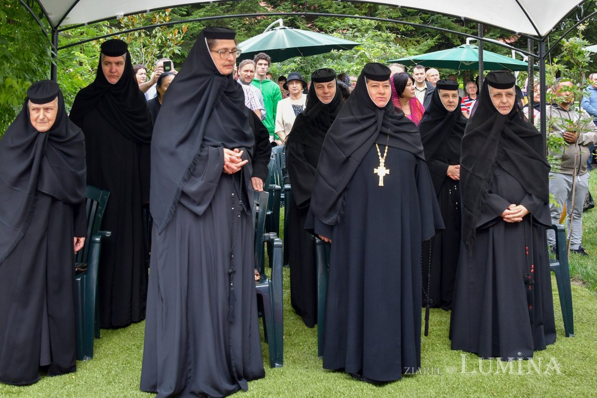 Mănăstirea prahoveană Ghighiu în veșmânt de sărbătoare 264983