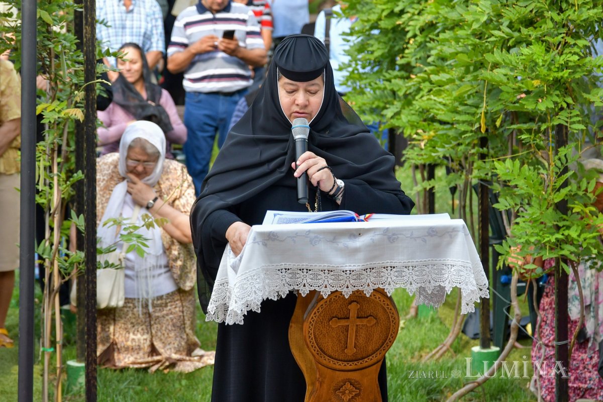 Mănăstirea prahoveană Ghighiu în veșmânt de sărbătoare 264988