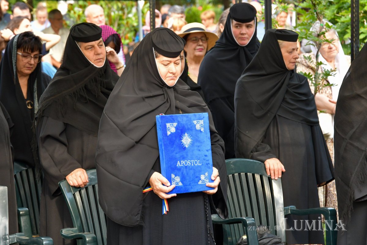 Mănăstirea prahoveană Ghighiu în veșmânt de sărbătoare 264989