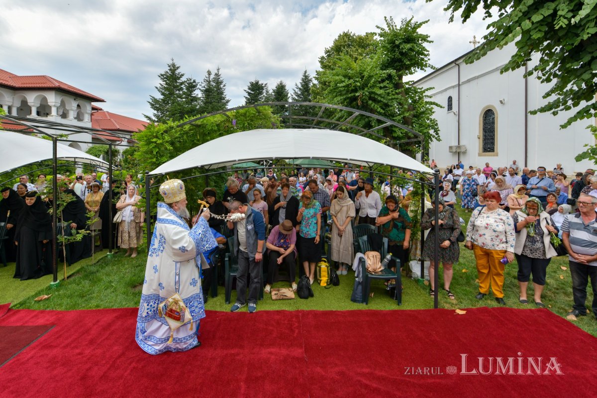 Mănăstirea prahoveană Ghighiu în veșmânt de sărbătoare 264990
