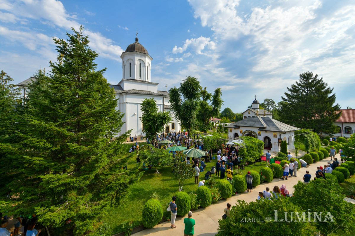 Mănăstirea prahoveană Ghighiu în veșmânt de sărbătoare 264999