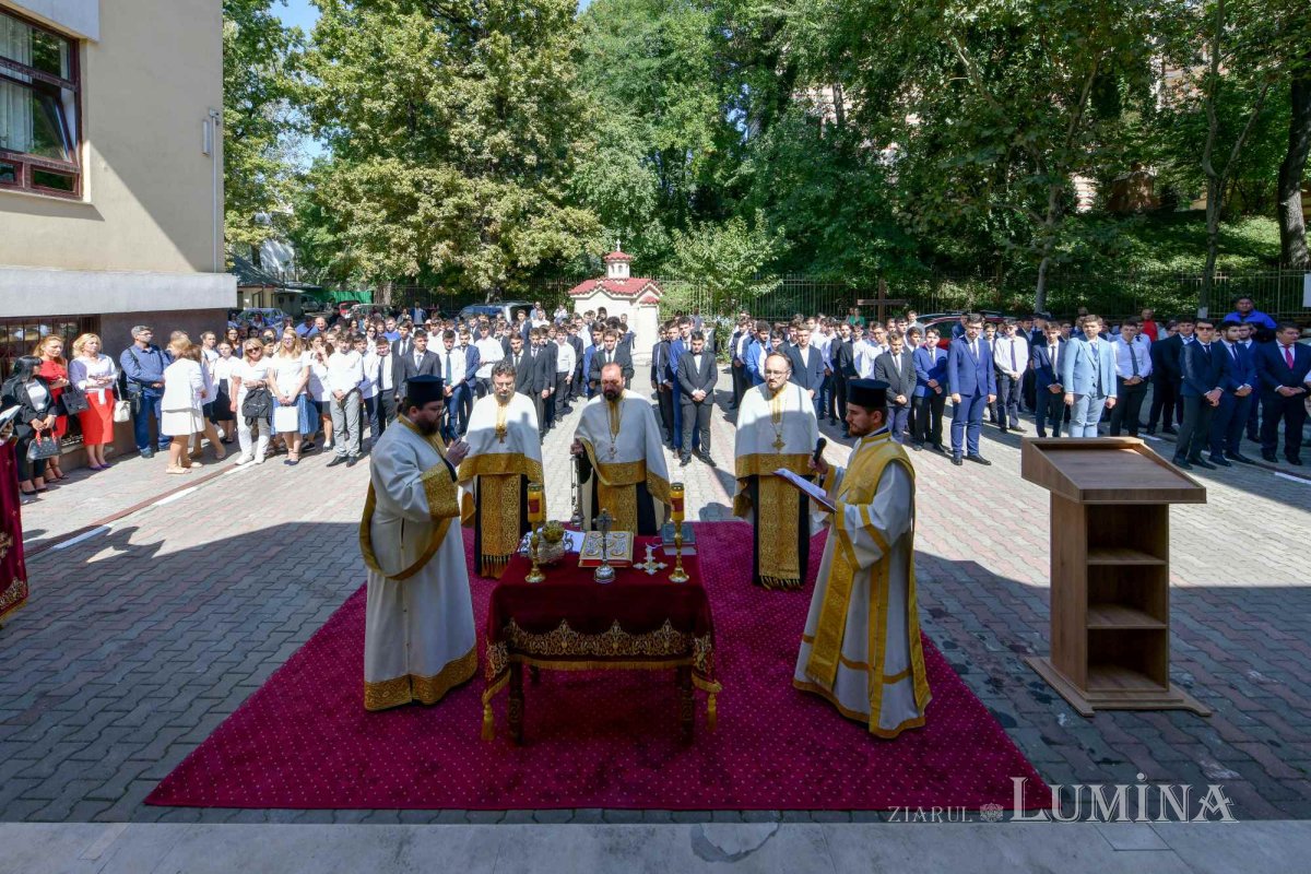 Binecuvântare pentru elevii seminarului bucureștean 267743