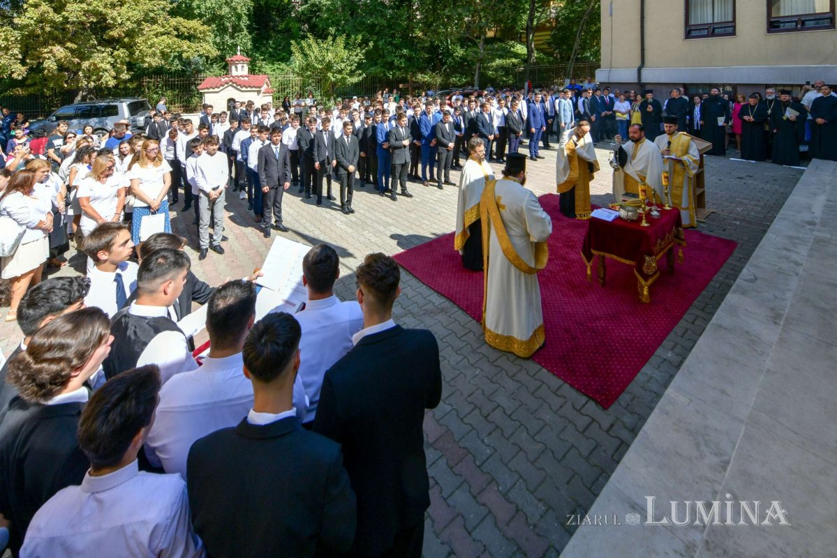 Binecuvântare pentru elevii seminarului bucureștean 267746
