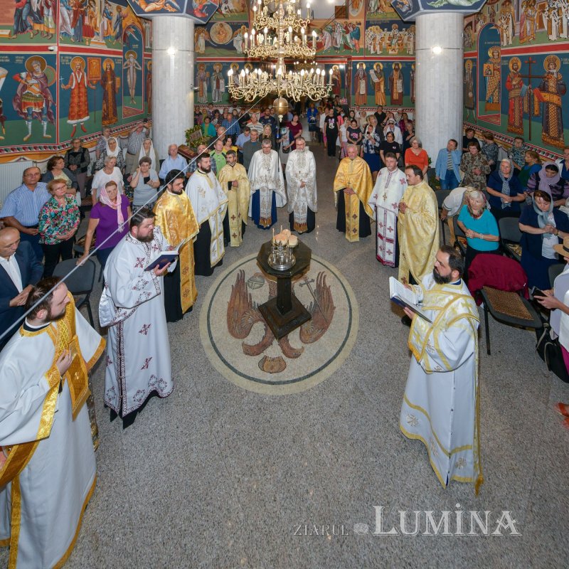 Fidelitate față de o familie de sfinți martiri în Capitală  268935