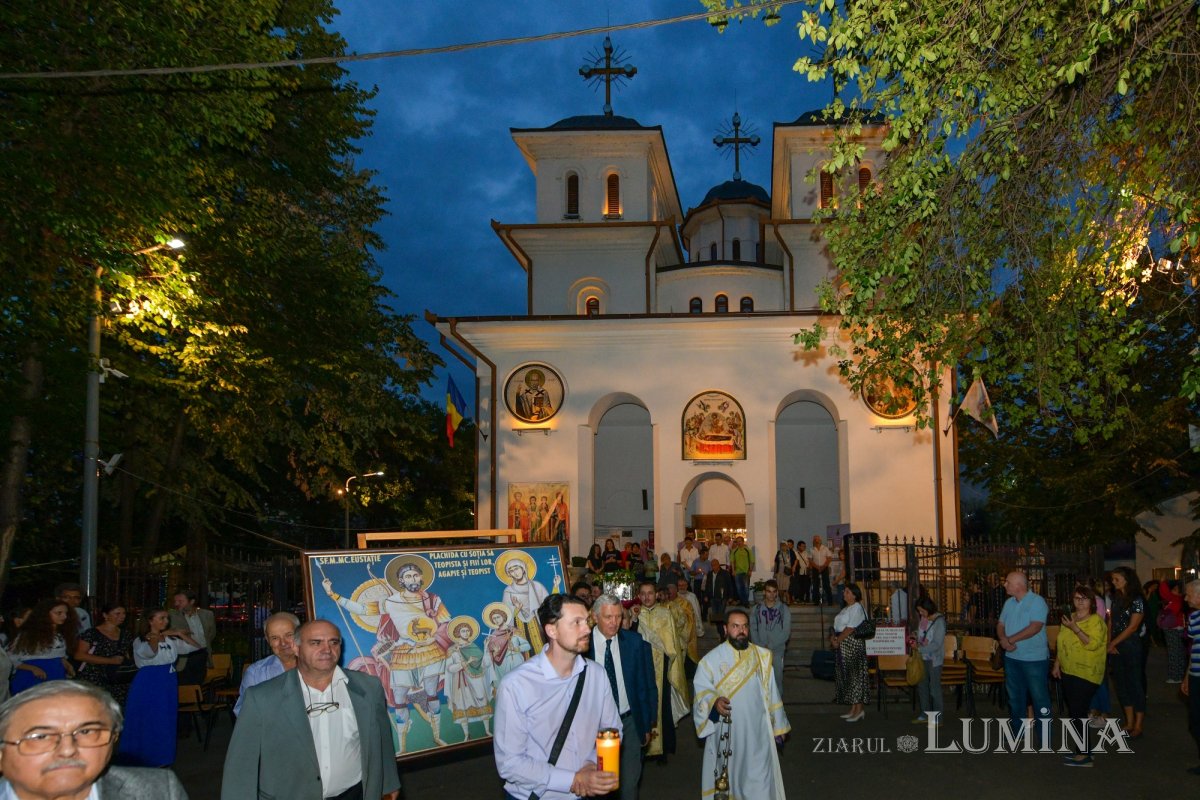 Fidelitate față de o familie de sfinți martiri în Capitală  268939