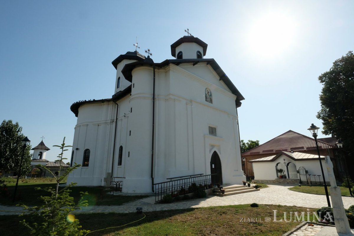 Biserica istorică din Manasia, ca o aripă de înger 270864