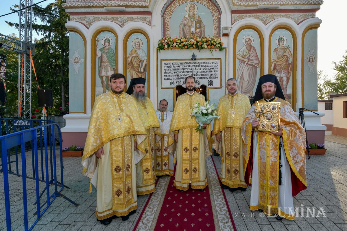Patriarhul României a sfințit catapeteasma ctitoriei boierești din Popești-Leordeni 272517