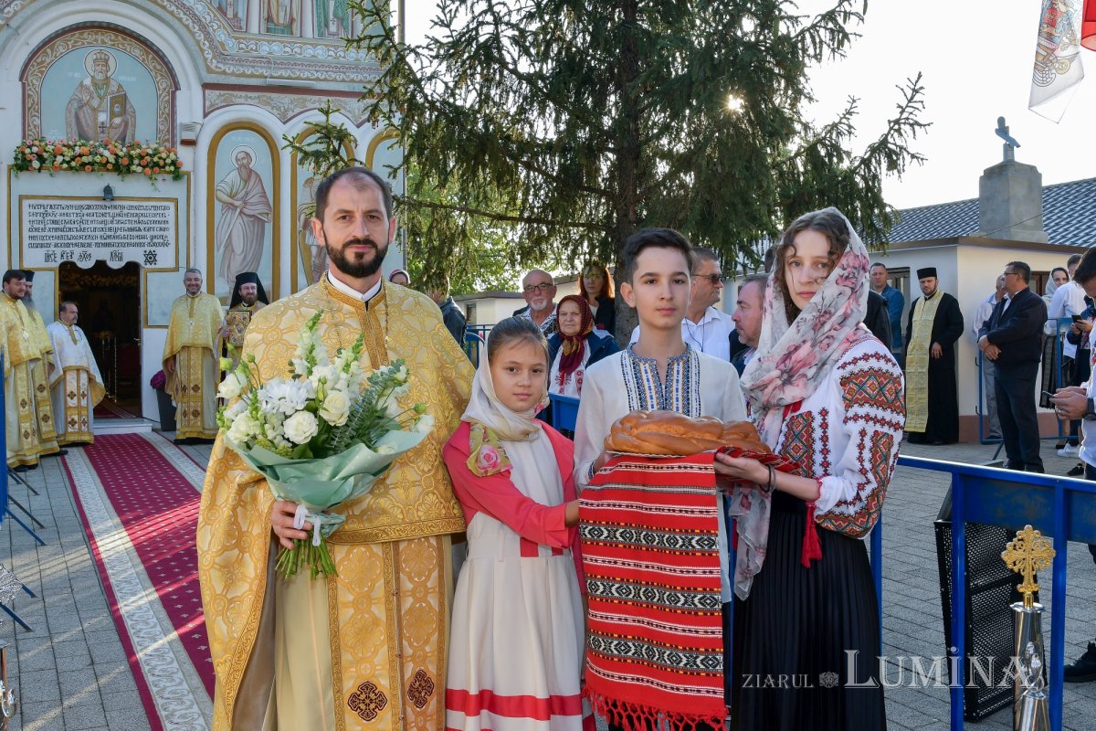 Patriarhul României a sfințit catapeteasma ctitoriei boierești din Popești-Leordeni 272518