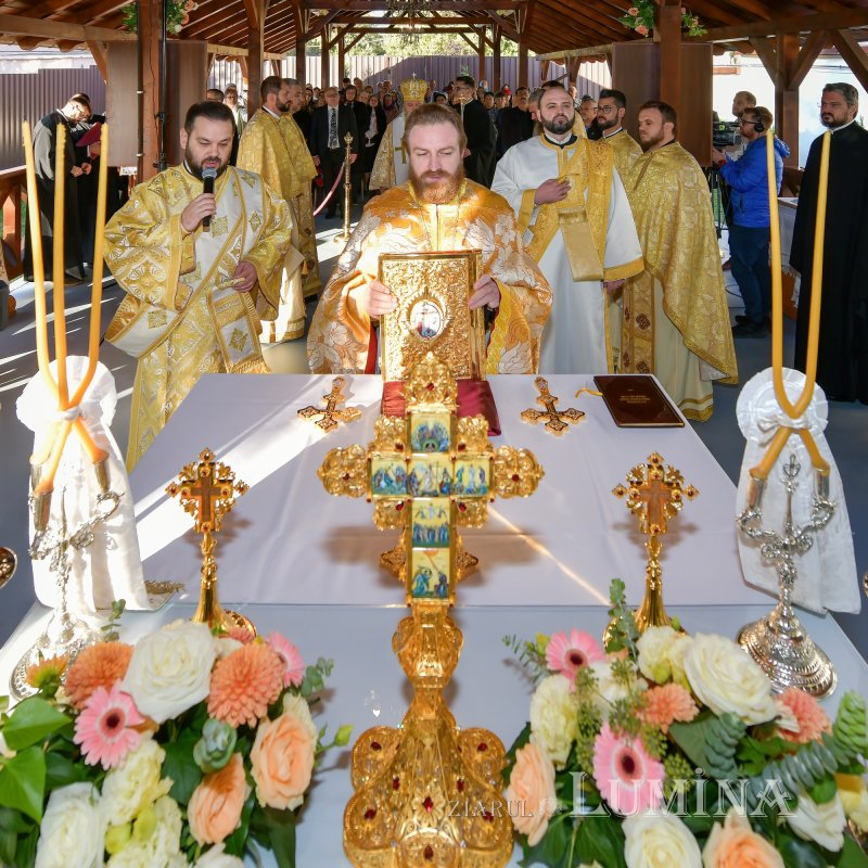 Patriarhul României a sfințit catapeteasma ctitoriei boierești din Popești-Leordeni 272526