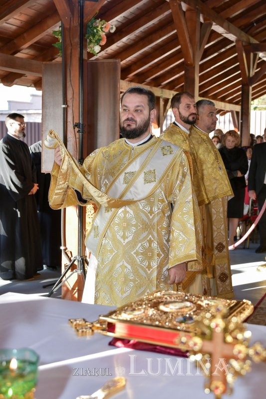 Patriarhul României a sfințit catapeteasma ctitoriei boierești din Popești-Leordeni 272535