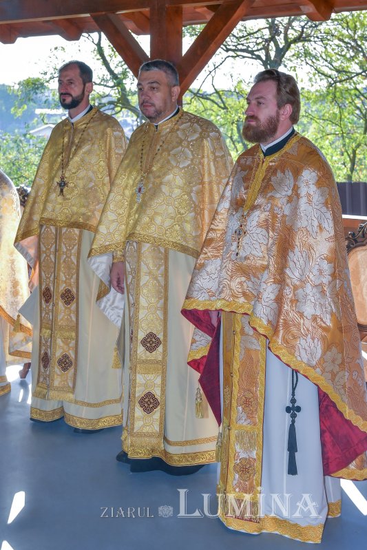 Patriarhul României a sfințit catapeteasma ctitoriei boierești din Popești-Leordeni 272536